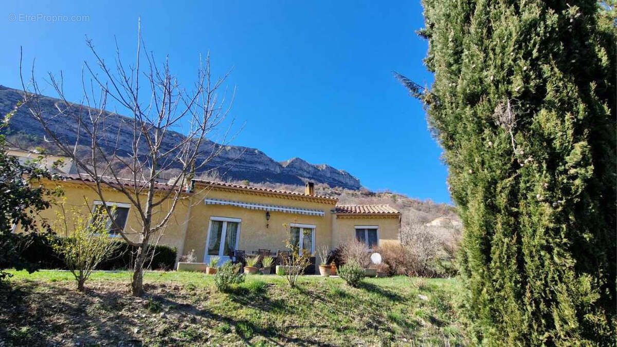 Drme Provencale Villa plein pied,3 chambres, garage, piscine couverte ,source 7000 m2, campagne. - photo 2