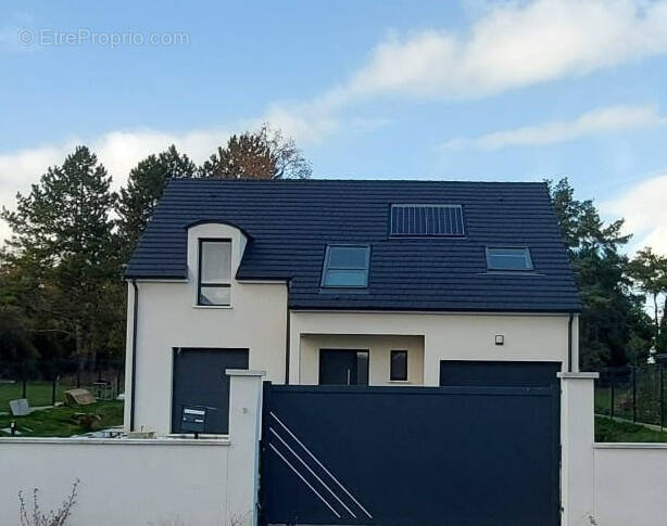 Maison à LA QUEUE-LES-YVELINES