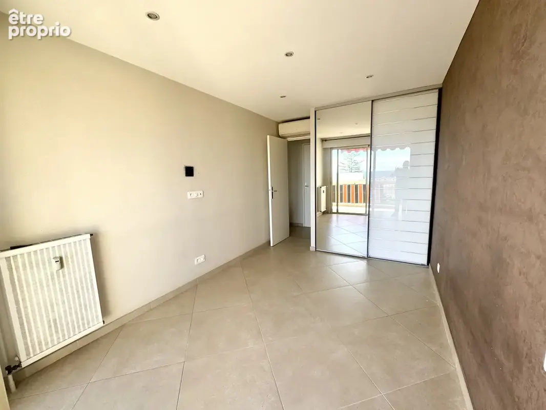 Golfe Juan centre vaste deux pièces de 53 m2 avec belle vue mer et terrasse sud de 14 m2 - photo 8