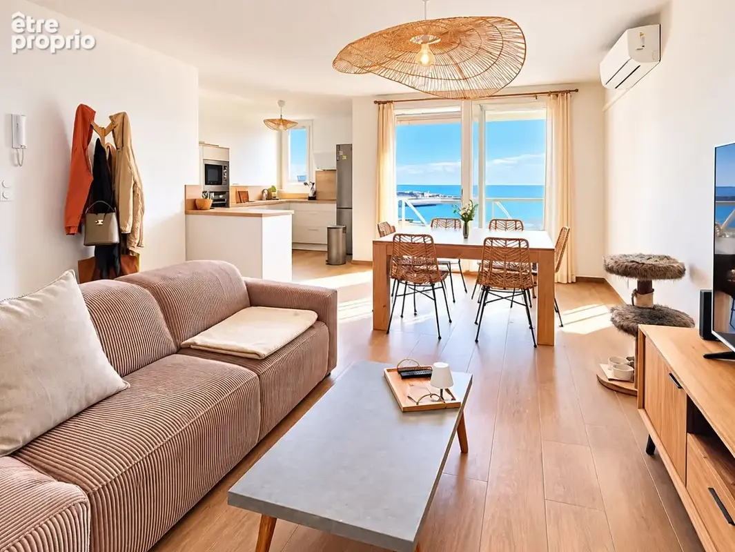 Côté Port, une vue panoramique sur la mer, le port et le Mont Saint-Clair pour ce superbe appartement rénové avec piscine, entre - photo 4