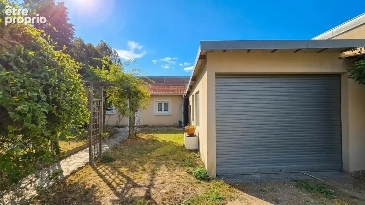 Ensemble Immobilier à Fort Potentiel – Dépendance, 3 Garages & Grand Parking - photo 16