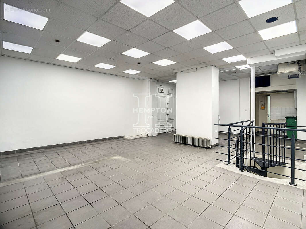 Commerce à PARIS-8E