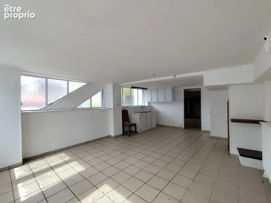 Maison d'habitation avec dépendances et parking privé - photo 2