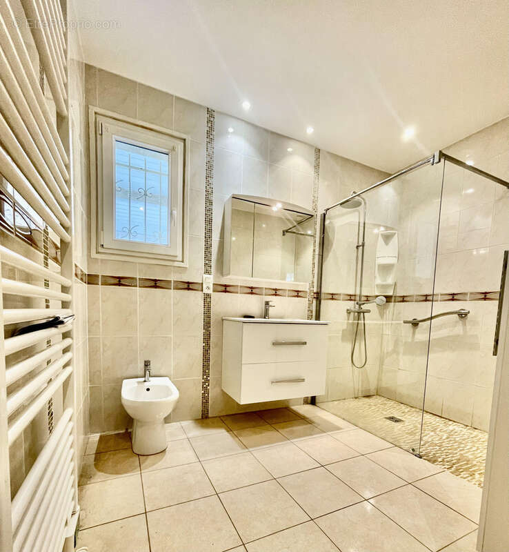 Maison à SAINTE-COLOMBE-EN-BRUILHOIS