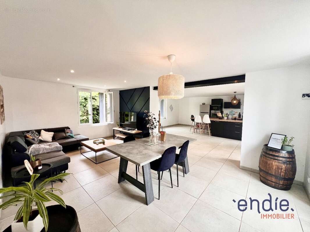 Maison à CHAMPAGNE-SAINT-HILAIRE