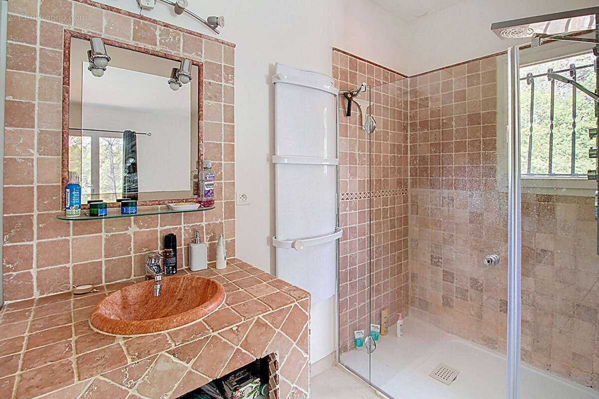 A VENDRE DRAGUIGNAN- Maison spacieuse avec PISCINE et terrain clos et arboré de 4000m² - Un véritable coup de coeur ! - photo 11