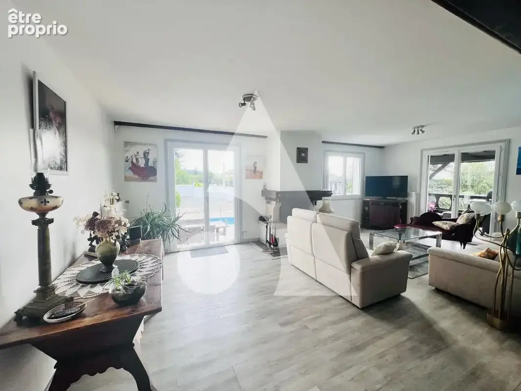 Belle maison avec piscine sur la côtière à Neyron - photo 10