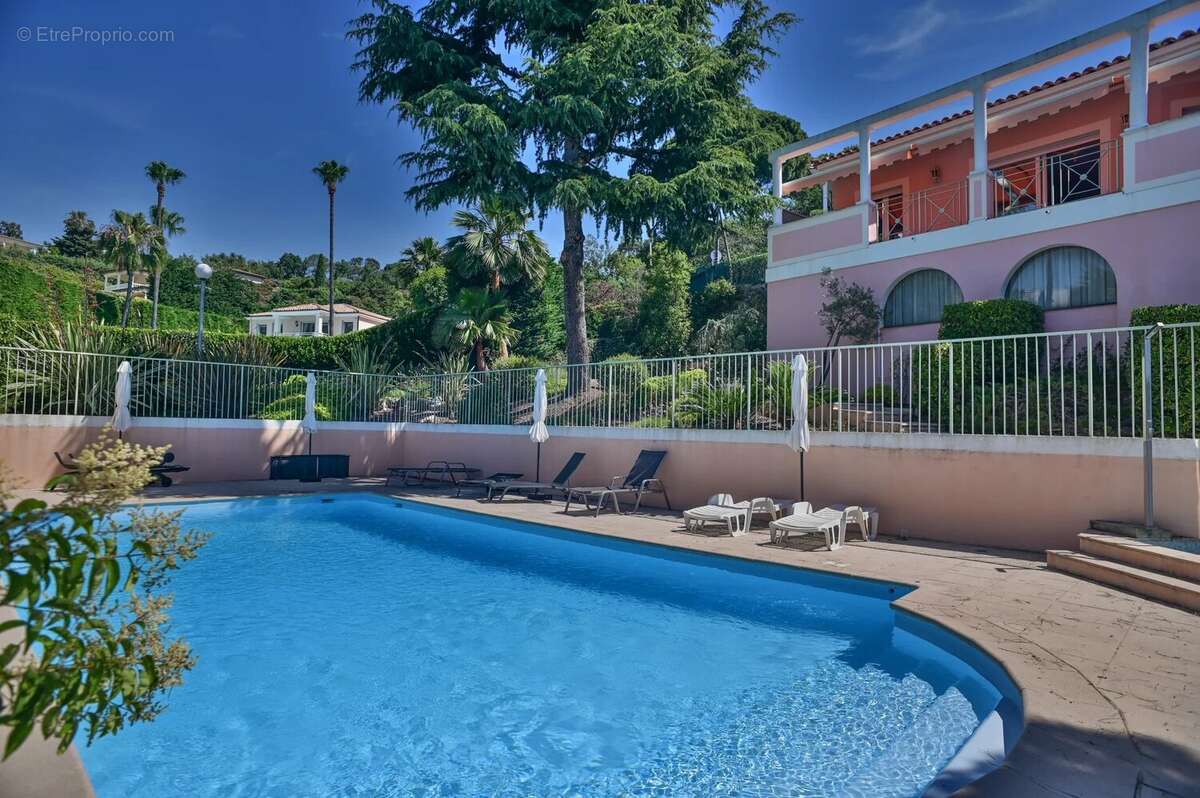 SOUS OFFRE -Croix-des-Gardes - Superbe 2P, terrasse 27m², Vue mer, Parking, Piscine - photo 6