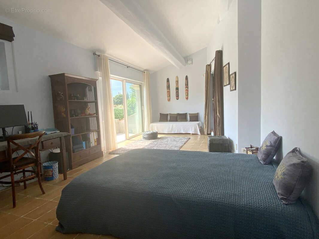 Très belle villa dans un village avec commerces sur un terrain de 3500 m2. - photo 19