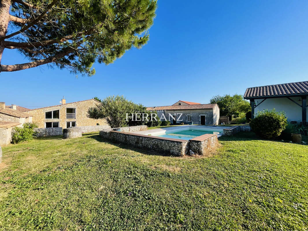 maison de 250m2, Gîte de 100m2, garage de 65m2, piscine, parc de 3200m2 - photo 2