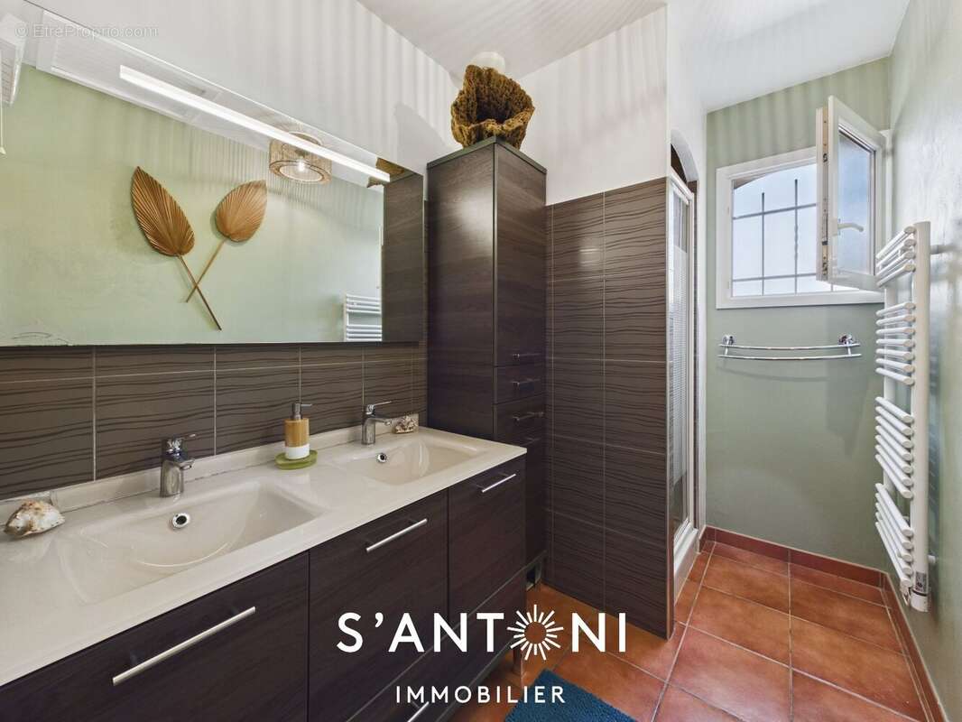MÈZE  Maison T4 de plain-pied 4 faces avec piscine chauffée sur plus de 600 m² de terrain - photo 13