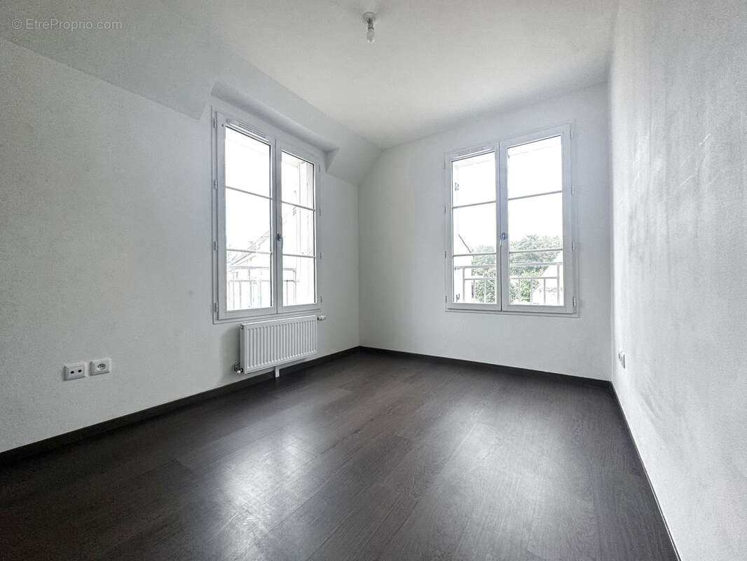 La chapelle en serval , appartement de 3 pièces avec grande terrasse, cave et 2 places de parking en sous sol. - photo 7