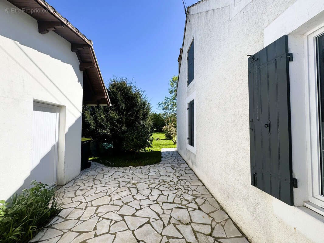 Maison à COURS-DE-PILE