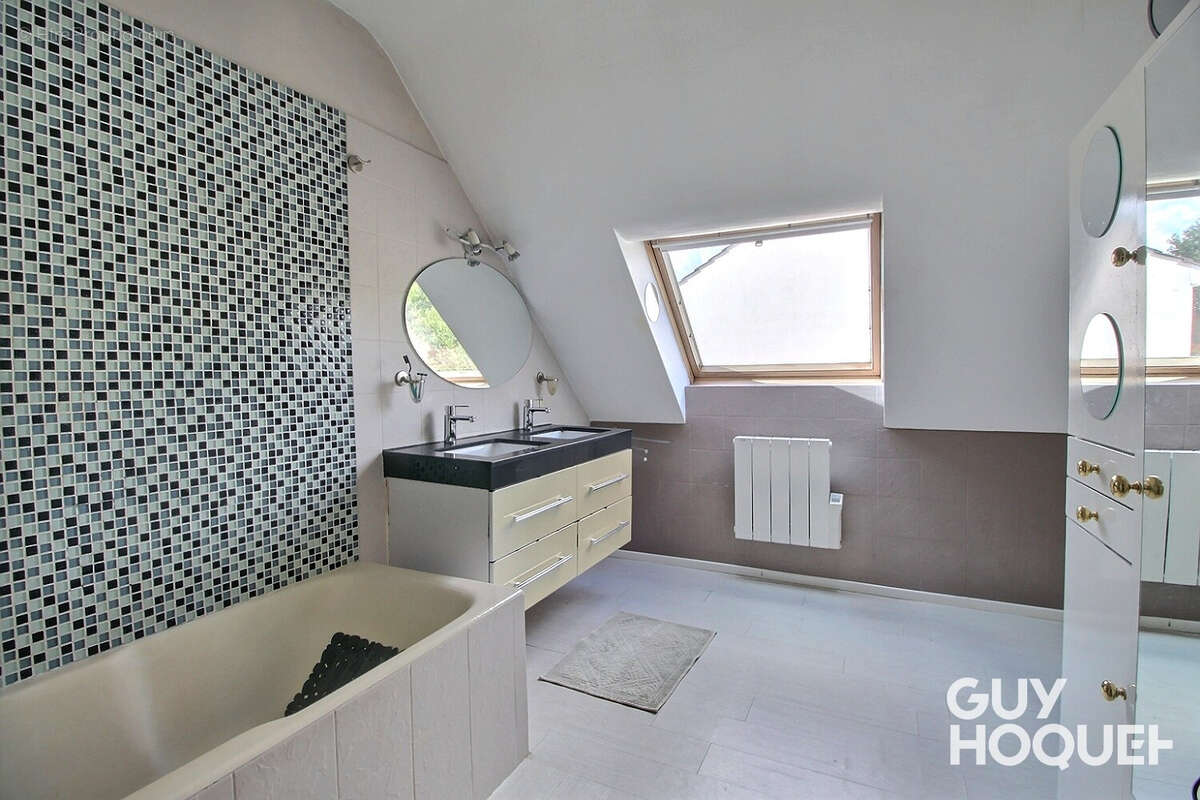 Maison à SAINTE-GENEVIEVE-DES-BOIS