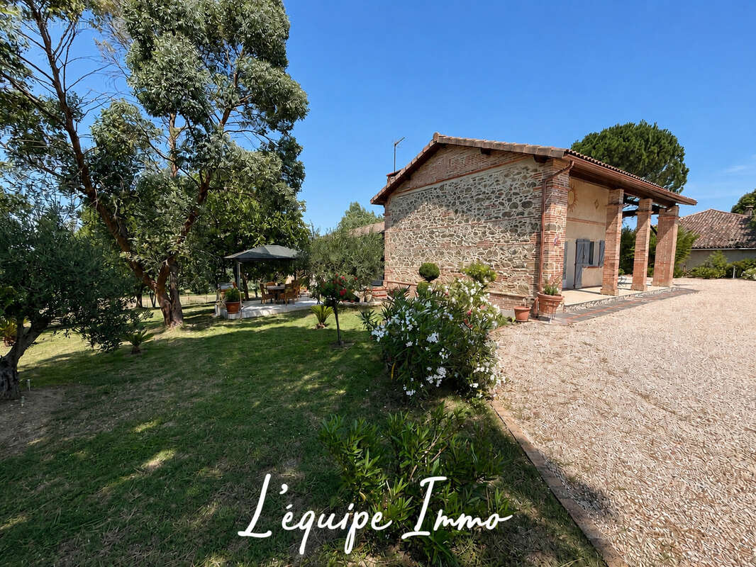 À seulement 12 minutes de L'Isle-Jourdain   Élégante maison T5 avec vaste jardin paysager et double garage - photo 5