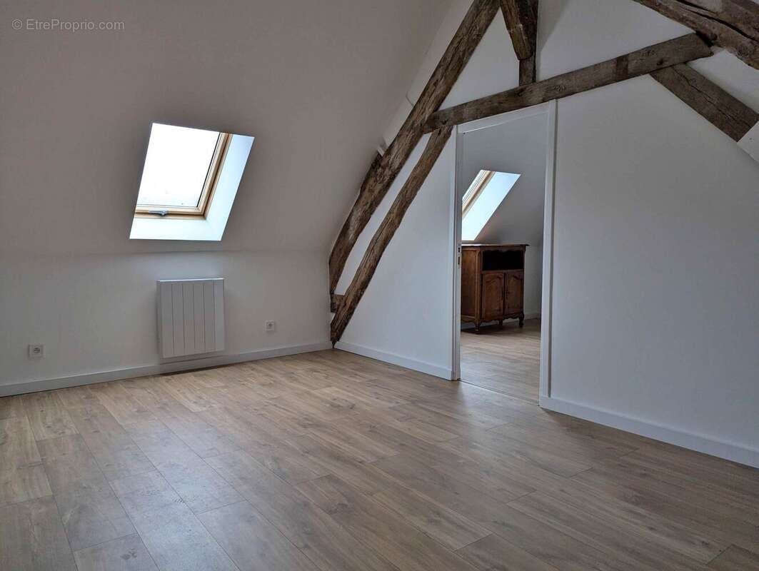 chambre à l\'étage de l\'atelier - Maison à BAZARNES