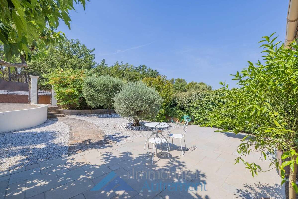 Maison à CHATEAUNEUF-LE-ROUGE
