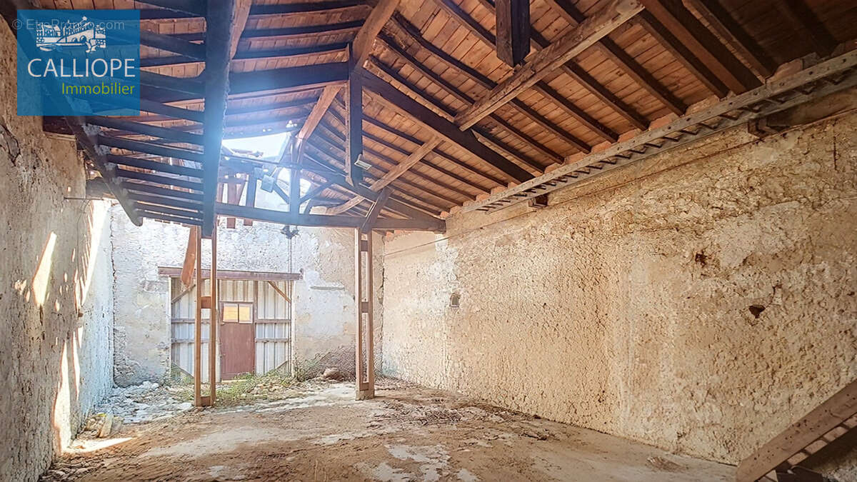 Charmant petit chateau a renover - photo 11
