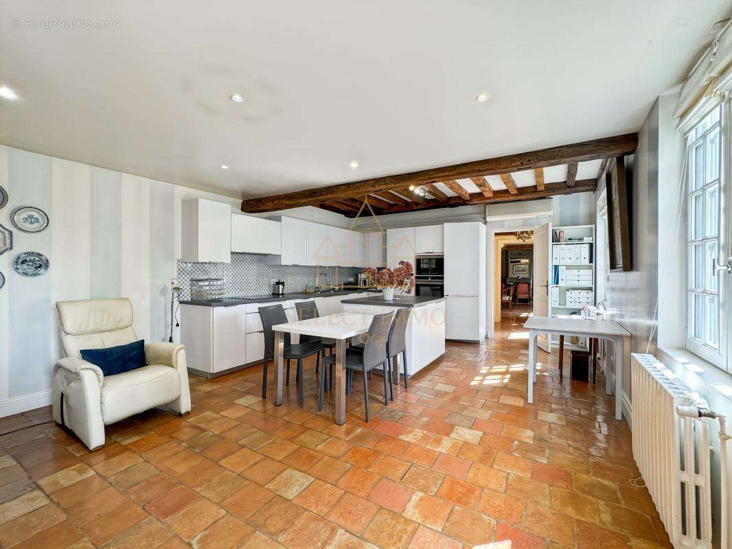 Propriété d'exception de 237m² dans un cadre d'exception et 400m² de dépendances - photo 9