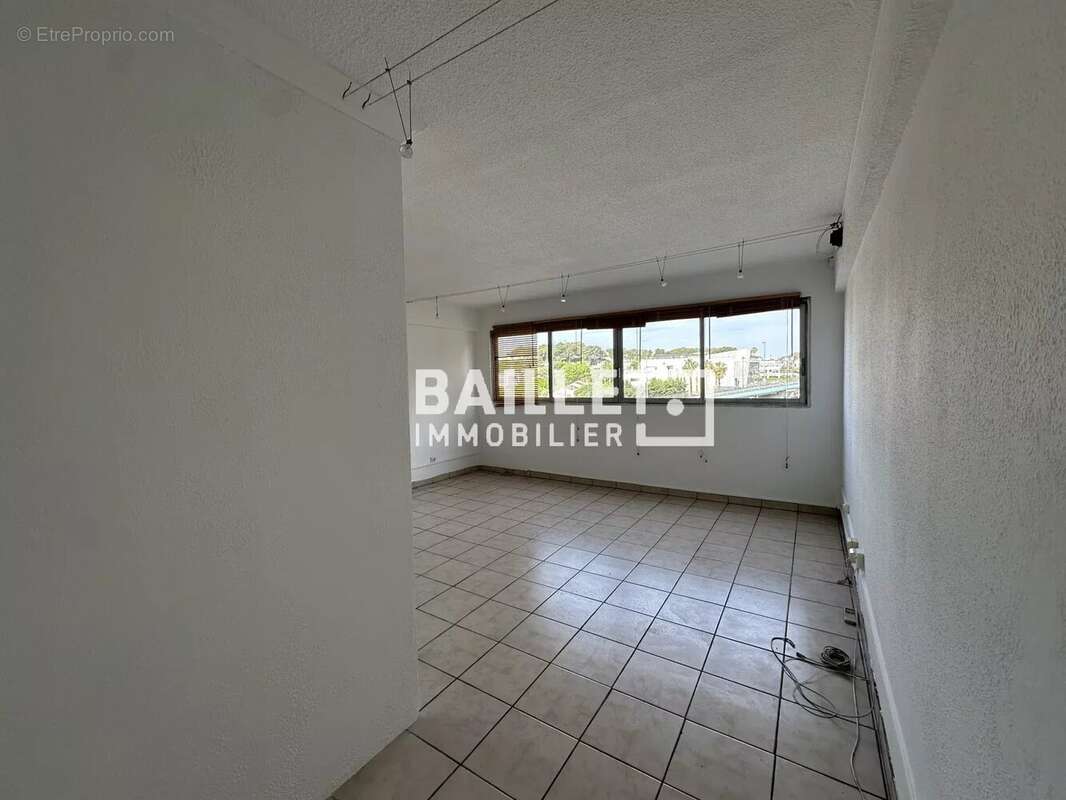 Vend, 103 m2 de bureaux climatisés - photo 4