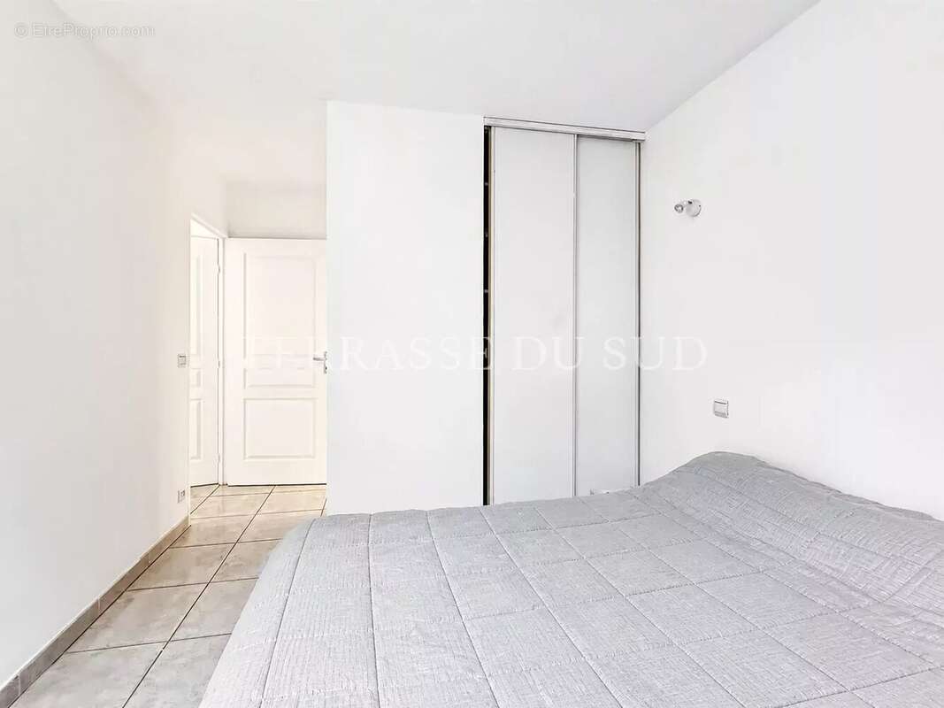 Vente Appartement 4 Pièces, 95 m2 avec 390 m2 de Terrasse et Jardin, Garage - Quartier La Plage - Marseille 8 - photo 12