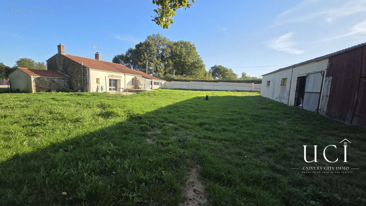 Maison 138 m² à Saint-Etienne-Du-Bois  - photo 9