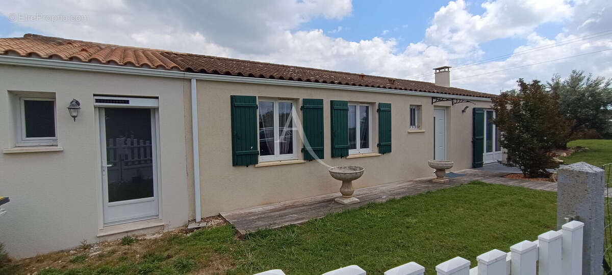 Maison à MARENNES