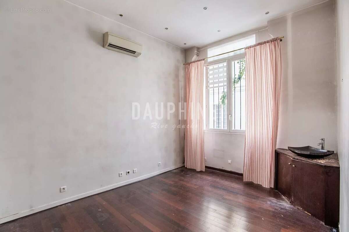 Commerce à PARIS-6E