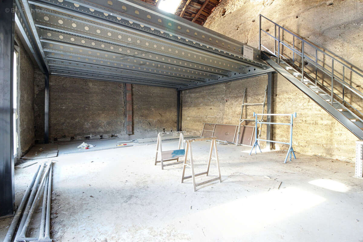 Commerce à MEXIMIEUX