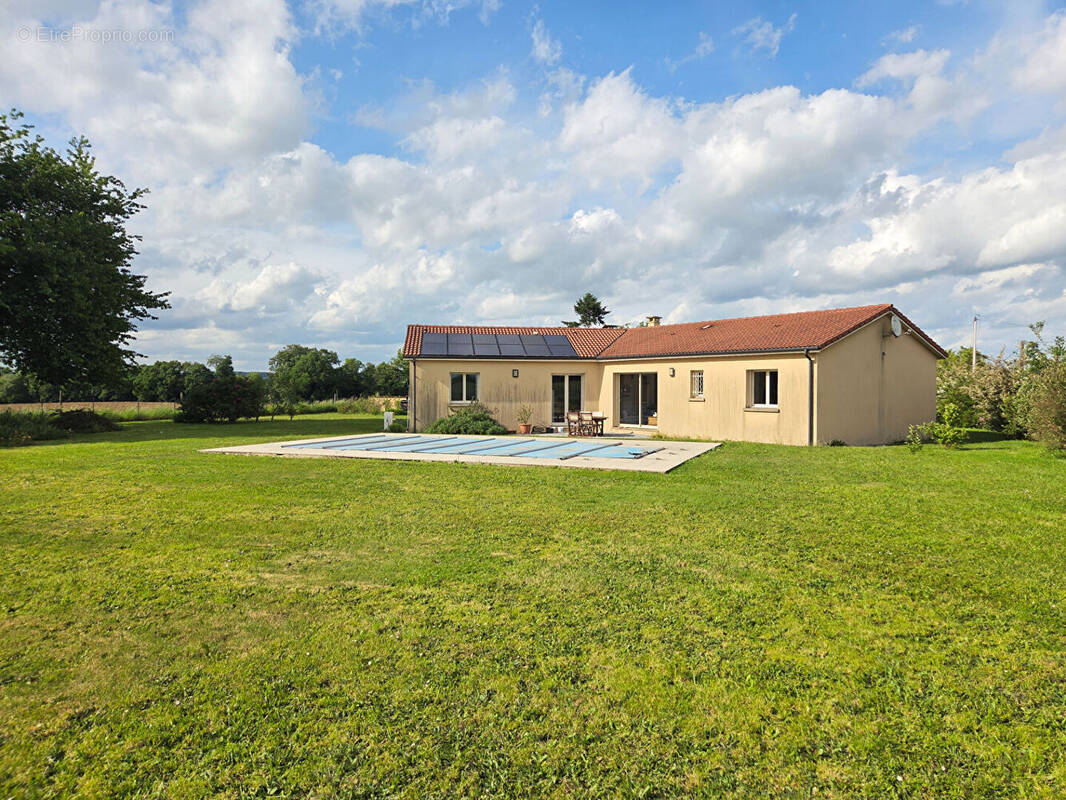 Maison à SAINT-LEONARD-DE-NOBLAT