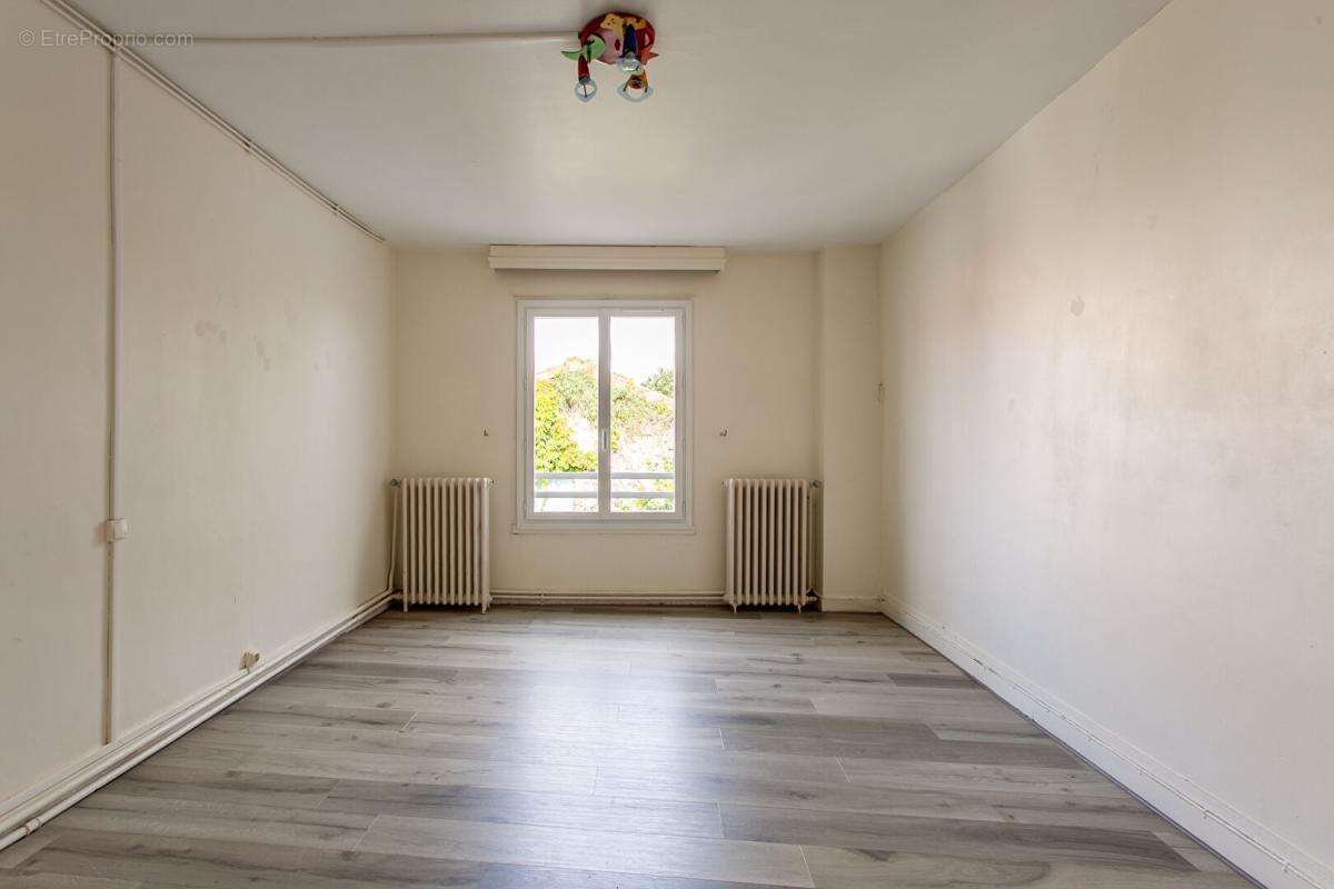 Maison La Chapelle Heulin Centre 9 P . 5 Chs . 216 M² . T 565 M² . Dépendances . Caves - photo 6