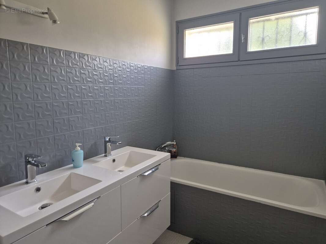 Maison 97 m² à Yvrac  - photo 7