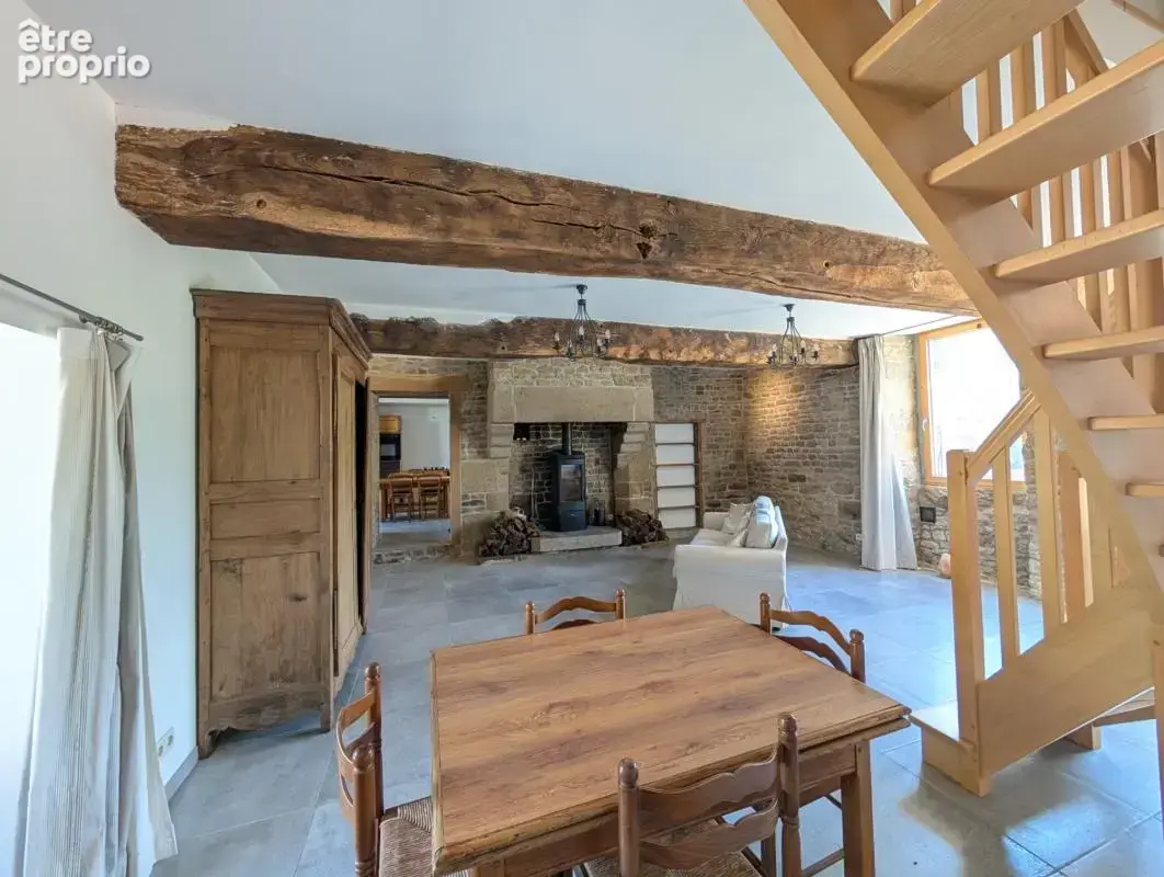 Mellé (35) : Longère de caractère rénovée (5 pièces) avec gîte indépendant, dépendances et potentiel d'aménagement - photo 6