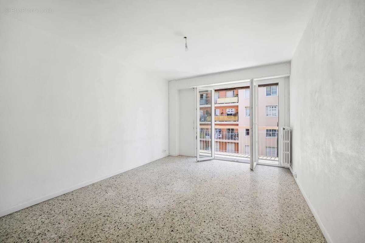 Antibes - 3 pieces - avec balcon et parking - photo 6