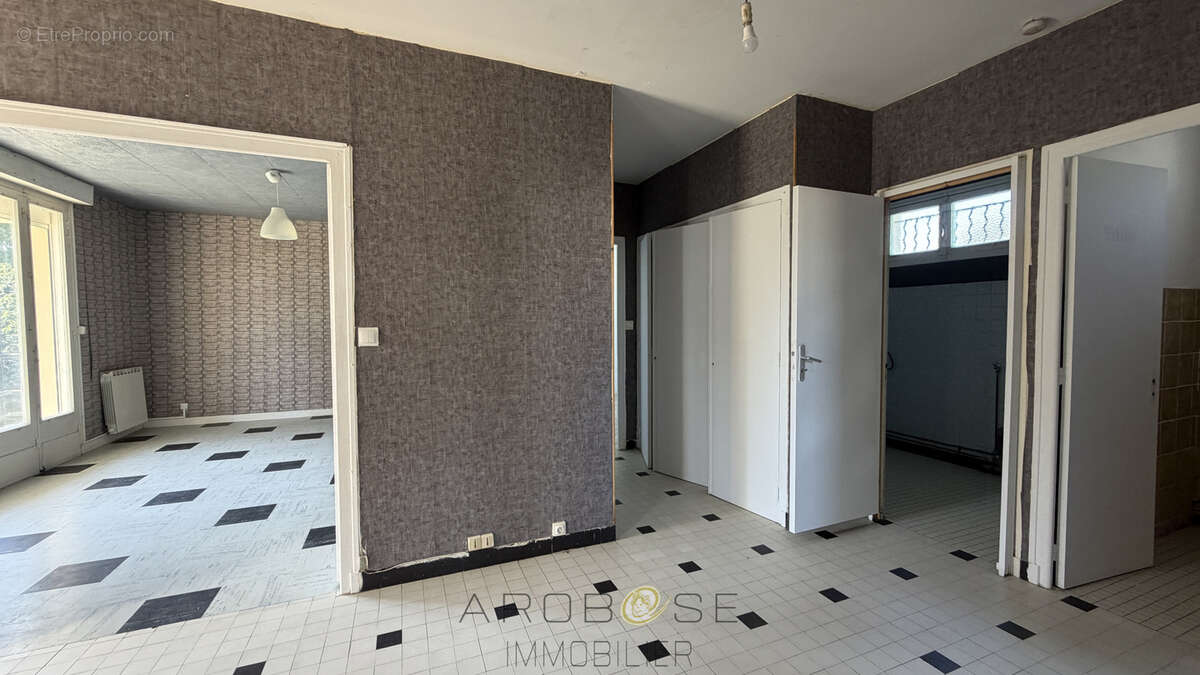 Maison de plain pied de type F3 avec jardin et garage . - photo 4