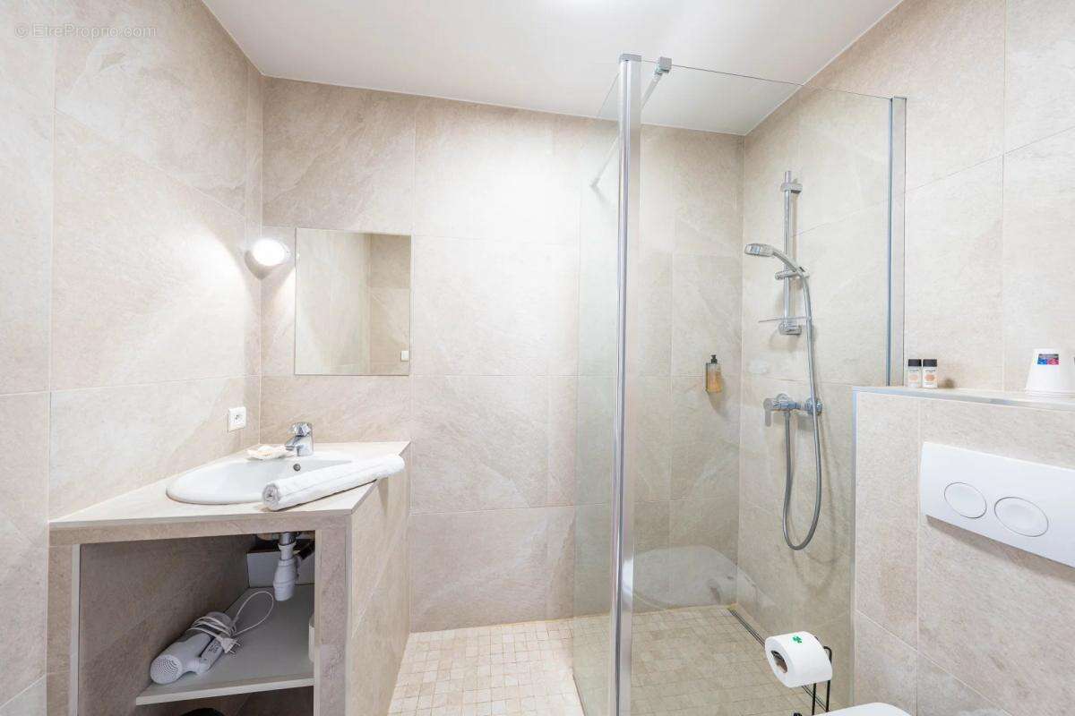 Commerce à ROQUEBRUNE-SUR-ARGENS