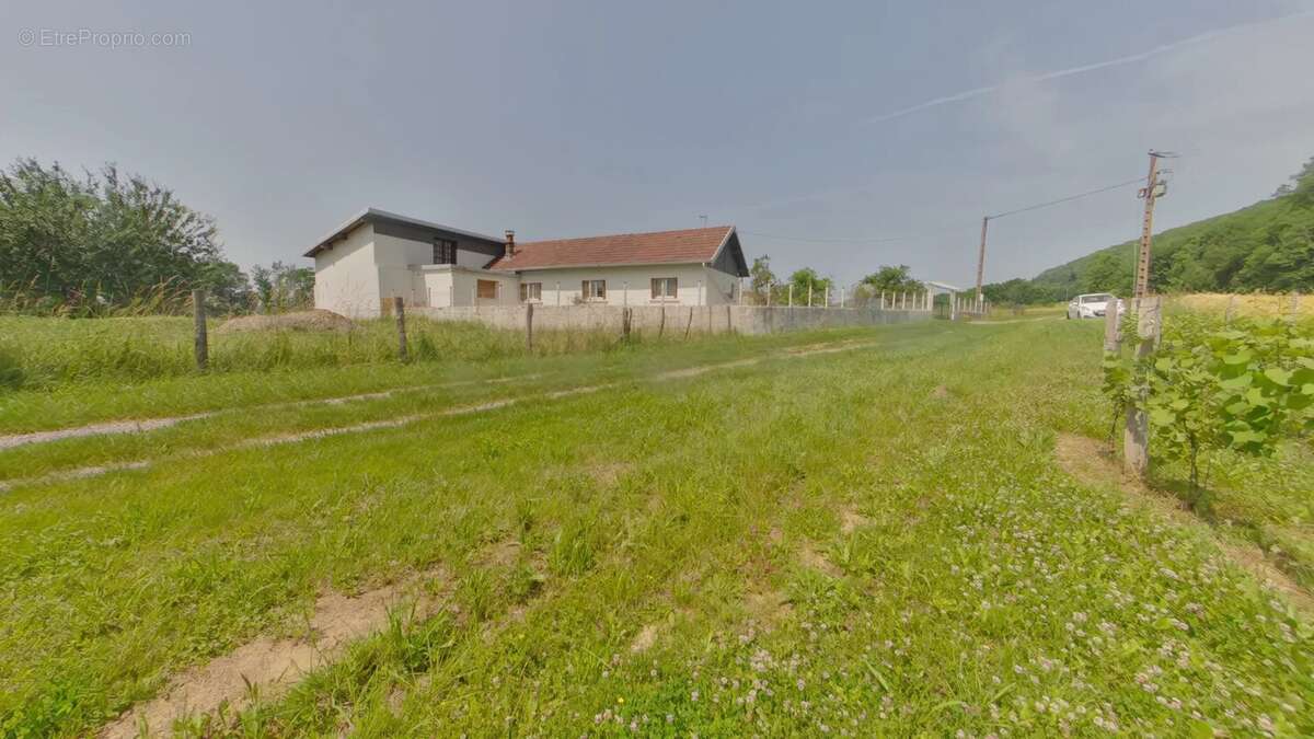 Maison de plain-pied isolée sur un terrain de 2213m² - photo 5