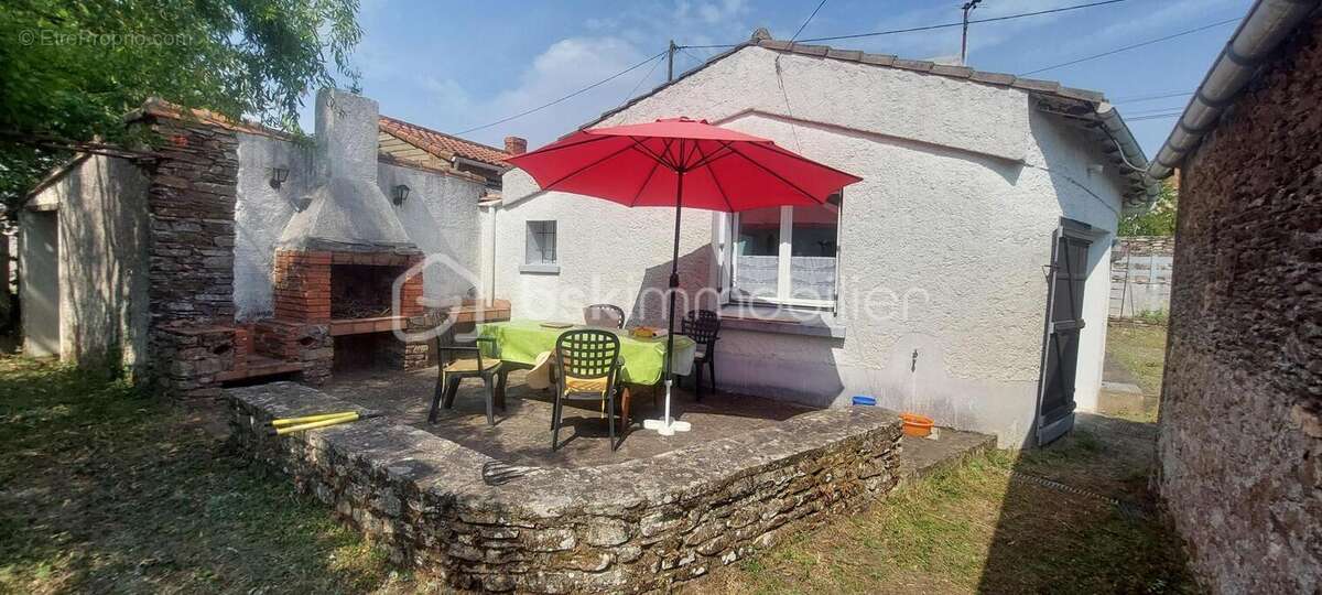 Maison plain-pied - 2 chambres - jardin - garage - dependances - photo 2