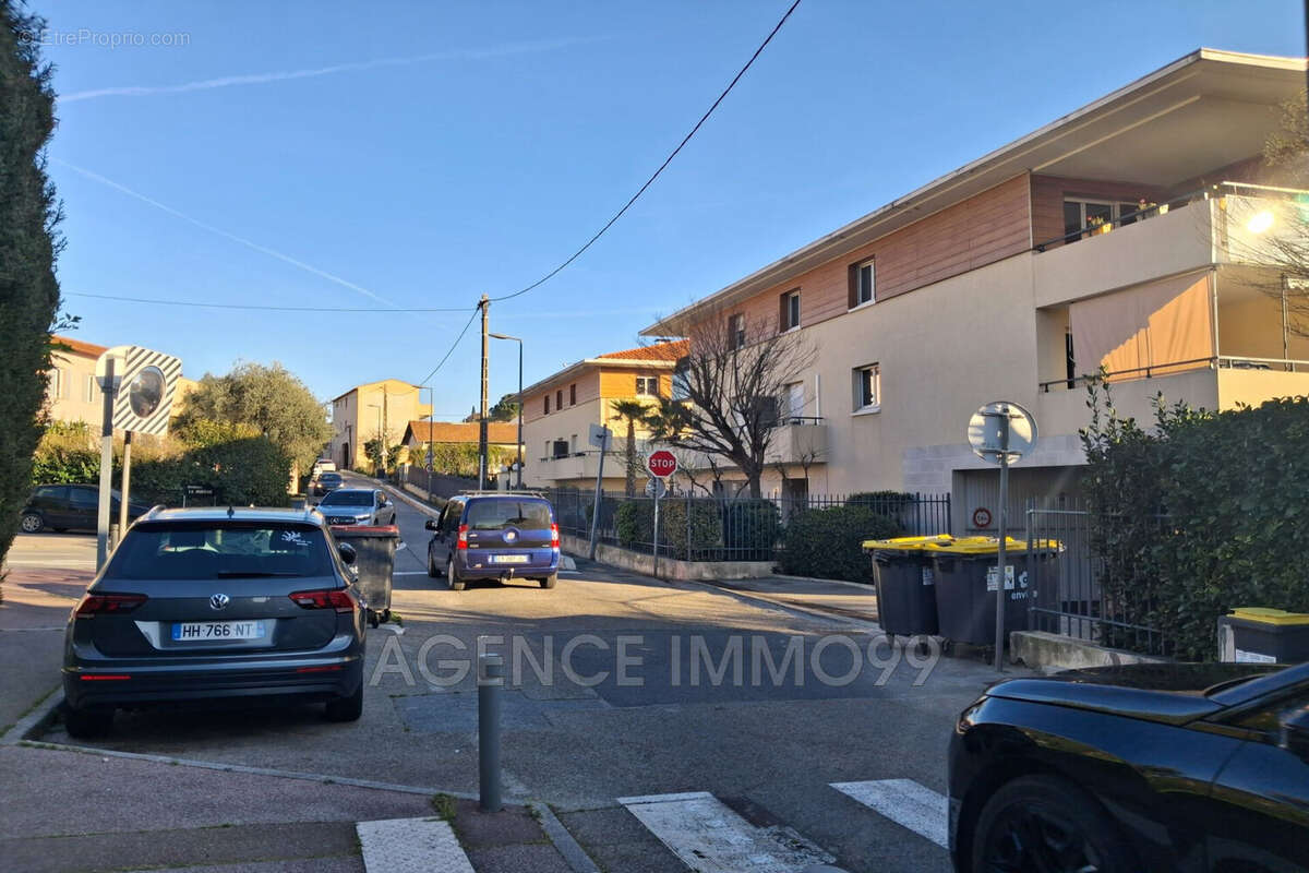 Parking à VALLAURIS