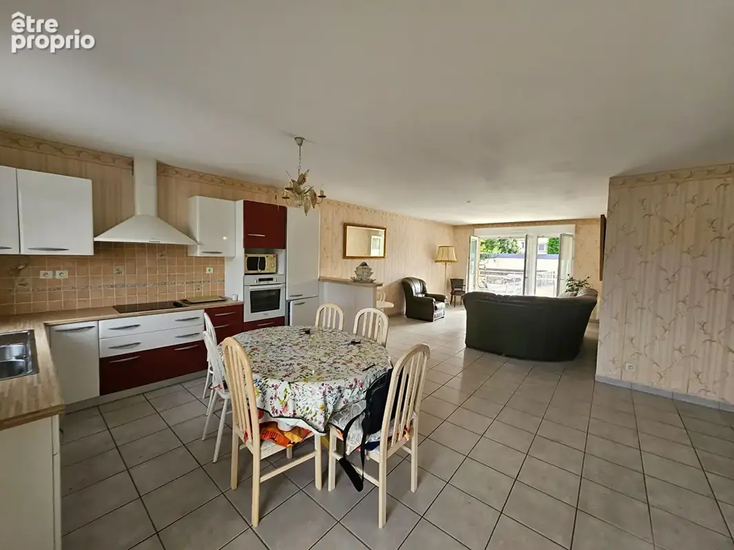LANVALLAY  BOURG:  Grand appartement  Lumineux  avec grand balcon dans residence avec ascenseur et garage - photo 4