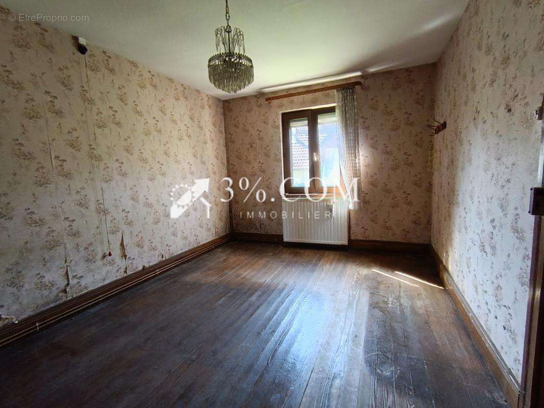 Maison des annees 1950  de 105m2 a renover avec dependances - photo 10
