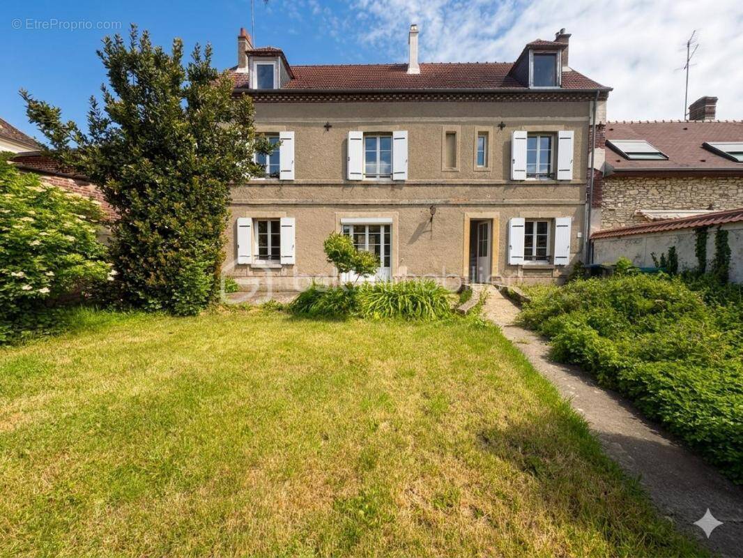 Maison à TRIE-CHATEAU
