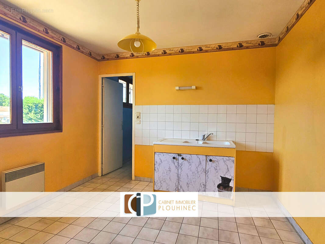 Maison de plain-pied à rénover, environnement calme à Replonges, proche Mâcon. - photo 8