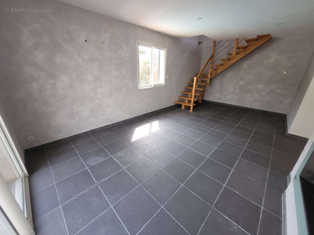  FLEURY Villa de type V d'une SH 152 m2 sur 3 faces sur un terrain de 619 m2 avec piscine. - photo 10