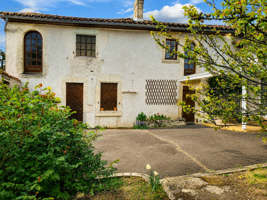 Maison de village à vendre à Champniers – Le charme d'un bien si - photo 2