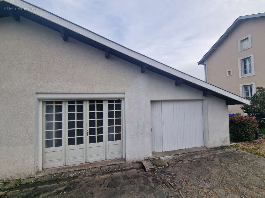 Maison à MONTMOREAU-SAINT-CYBARD