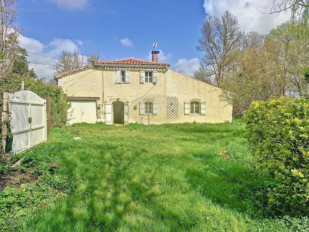 Maison à VIC-FEZENSAC