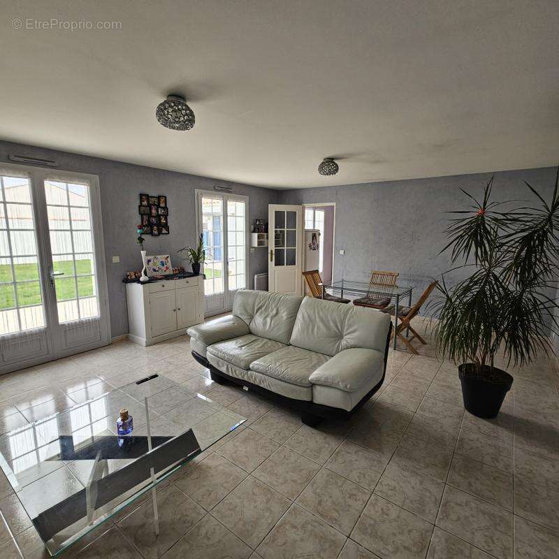 Maison à CHAMPAGNE-LES-MARAIS