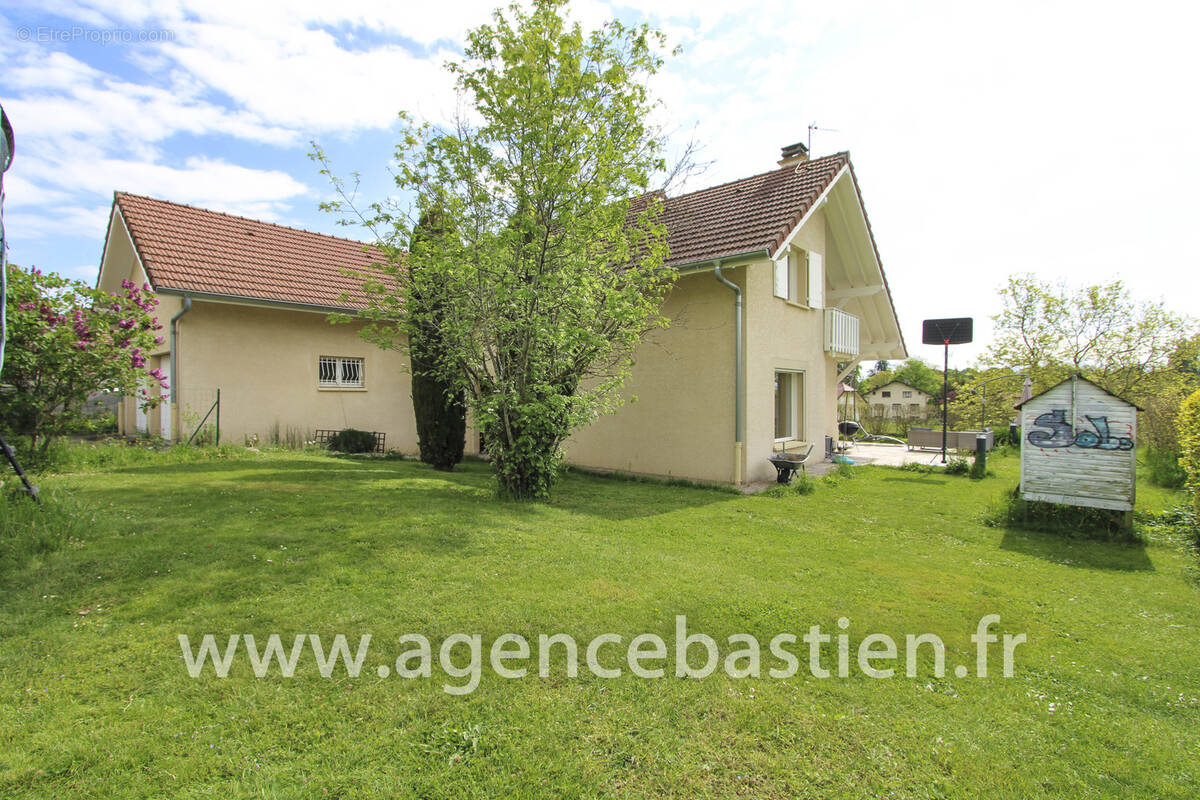 Maison à GRILLY