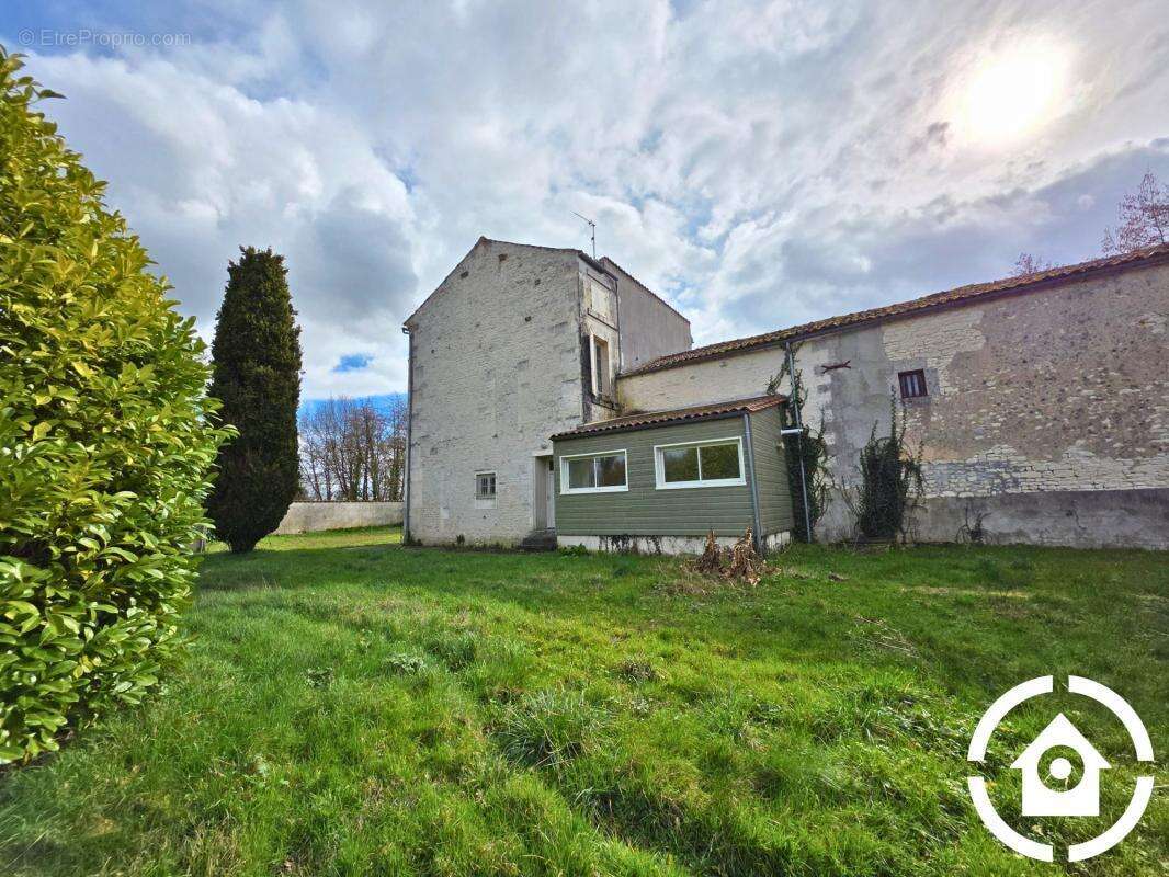 Maison à GENSAC-LA-PALLUE